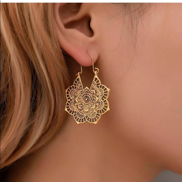 Justine’s Chic Boutique Jewelry - Vintage Style Intricate Floral Carved Drop Earring